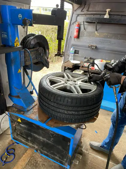 Fitter setting tyre pressure after fitting a new tyre